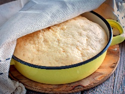 Универсално тесто за сладки и солени кифлички, пити и тутманици с жива мая - снимка на рецептата